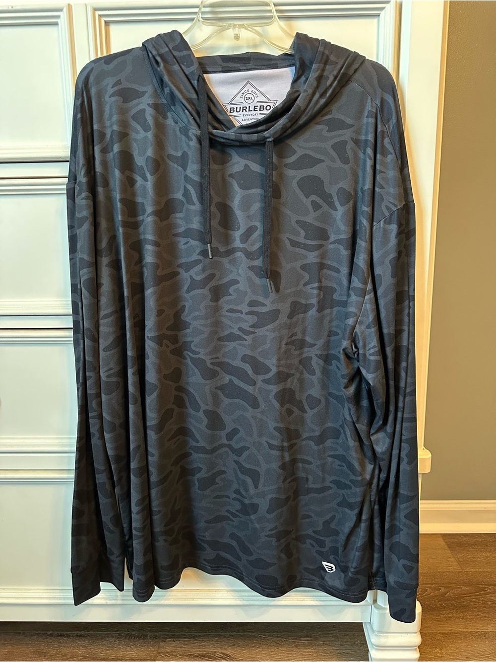 BURLEBO Men's Dark Gray Camo Hooded Long-Sleeve Shirt